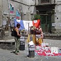 No to juz sa jaja totalne...normalnie,gdybym tego nie widzial,to na pewno bym nie uwierzyl...Dzis,na kilka godzin przed poczatkiem Finalu Mundialu w Napoli urzadzono pogrzeb...FRANCJI.Lazili z trumna,darli sie i spiewali.Normalnie szok...to przyslowiow...