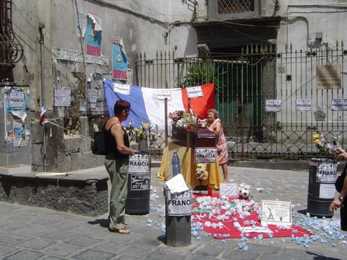 No to juz sa jaja totalne...normalnie,gdybym tego nie widzial,to na pewno bym nie uwierzyl...Dzis,na kilka godzin przed poczatkiem Finalu Mundialu w Napoli urzadzono pogrzeb...FRANCJI.Lazili z trumna,darli sie i spiewali.Normalnie szok...to przyslowiow...