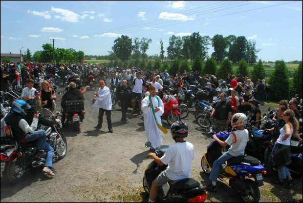 Po mszy św. Ksiądz Sławek(Harleyowiec) poświęcił wszystie motocykle, które dotarły na zlot