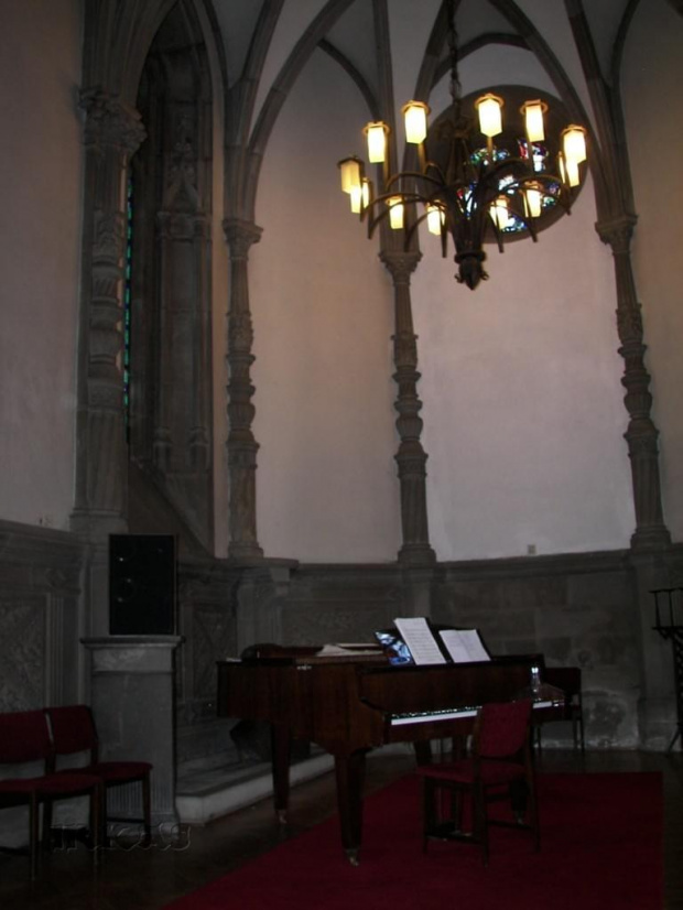 Wnętrze kaplicy zamkowej, pełnišcej również rolę sali koncertowej.