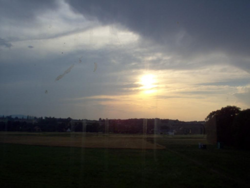 zachód słóńca z okna pociągu - koniec