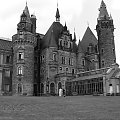 Zespół pałacowo - parkowy był rezydencja niemieckiego rodu Tiele - Wincklerów od połowy XIX wieku do roku 1945.