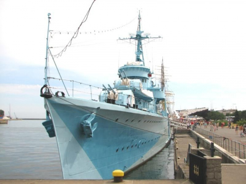 Gdynia - ORP BŁYSKAWICA Od 1976 roku - muzeum, jedno z nielicznych obok AURORY, WAZY czy VICTORY. Oprócz uzbrojenia widocznego na pokładzie, można poznać w jej wnętrzu tradycje Polskiej Marynarki Wojennej.