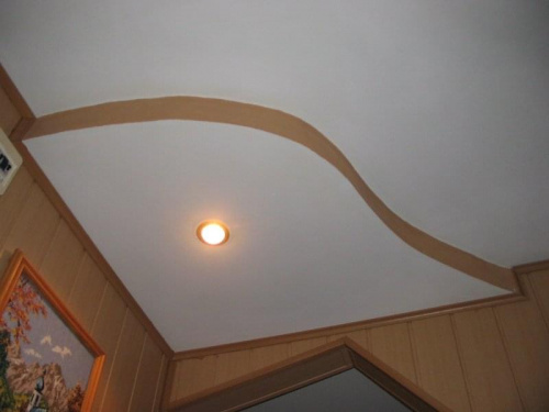 Element sufitu ozdobnego w kształcie "fortepian" z oświetleniem widok z dołu