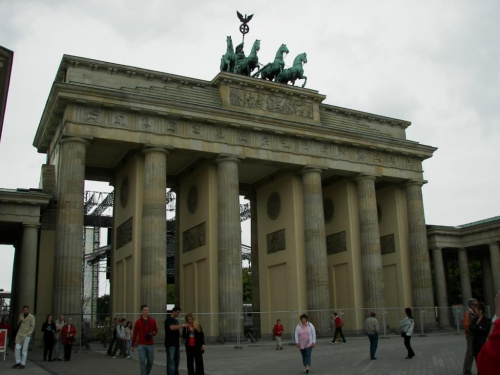 Brama Brandenburska jako symbol Pokoju i Wolnoci od 3 pazdziernika 1990, w rocznice Zjednoczenia Niemiec, jest znowu w swej oryginalnej formie. Remont tej historycznej budowli trwal dwa lata. #Berlin