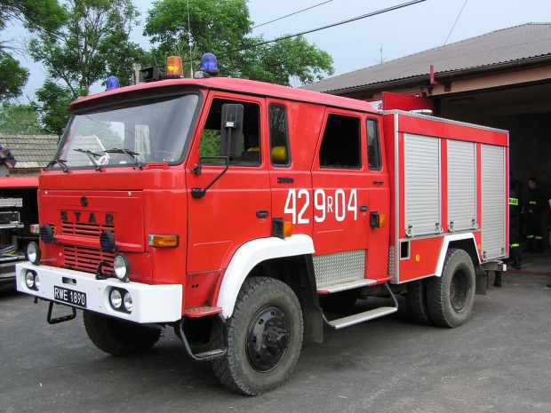 średni samochod gaśniczy STAR 244 L 4X4
Silnik- s 359
pojemnośc skokowa- 6842 ccm
moc- 150 km
obroty- 2800 obr/min
kod operacyjny- 429 R 04