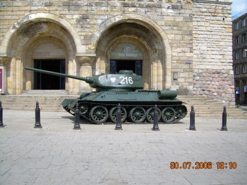 Czołg typu T34 stoi przed poznańskim Zankiem z okazji obchodów 50 rocznicy czerwca 56 roku