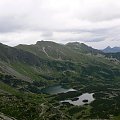 Widok na Halę gąsienicową. W dole Zielony Staw i Kurtkowiec. Na horyzoncie Giewont. Przed nim Kasprowy Wierch.