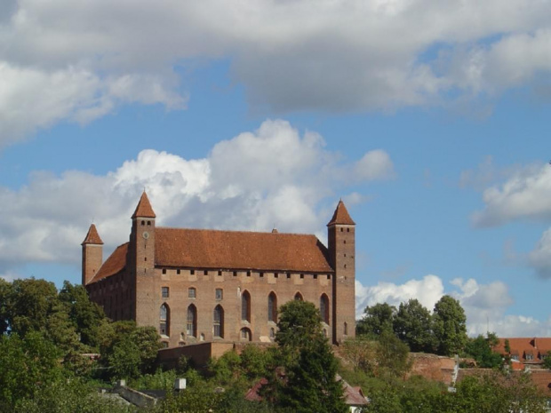 W 1283 r. Krzyżacy zbudowali w Gniewie prowizoryczny zamek, a jako budulec posłużył im materiał z rozebranej warowni Potterberg w ziemi chełmińskiej. Pierwszym komturem został wówczas Dietrich ze Spiry.