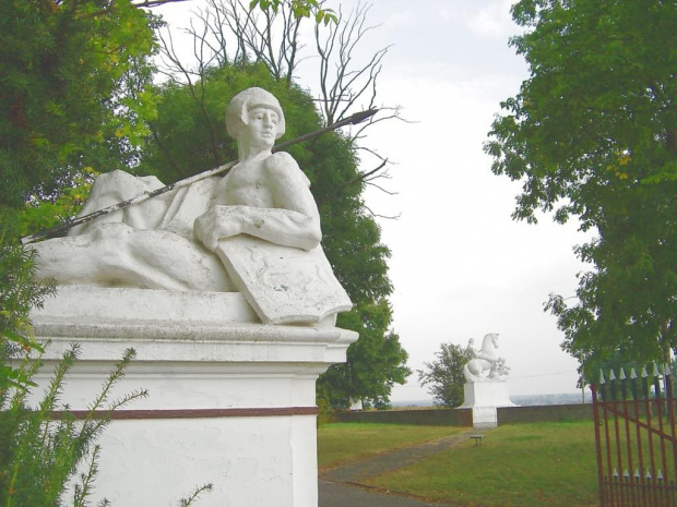 W pobliżu bramy wjazdowej zdobionej rzebami wojów trzymajacych herbowe tarcze  dłuta Jakuba Juszczyka, w 1927 roku wzniesiono pomnik Leszka Białego, który został odsłonięty w 700 rocznicę smierci krakowskiego księcia.