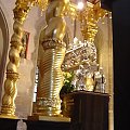 W centralnym punkcie prezbiterium miesci się ołtarz z relikwiami sw. Wojciecha, a na postumencie z marmuru znajduje się wczesnobarokowy srebrny relikwiarz, majacy kształt trumny, z leżaca na wieku postacia swiętego w szatach biskupich.