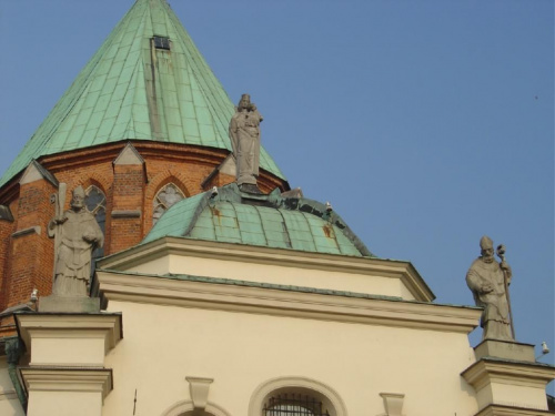 Katedra gnieznieńska - kosciół arcybiskupów gnieznieńskich stoi na wzgórzu zwanym Lecha od niemal tysiaca lat. Nazywana jest ona "Matka Kosciołów Polskich", miejscem grobu pierwszego Patrona Polski - sw. Wojciecha, Biskupa i Męczennika.