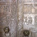 Historycy datuja ten wspaniały zabytek na ok. 1175 rok. Drzwi Gnieznieńskie czyta się nieszablonowo: na lewym skrzydle - od dołu do góry, na prawym - z góry na dół. #GnieznoMiasto
