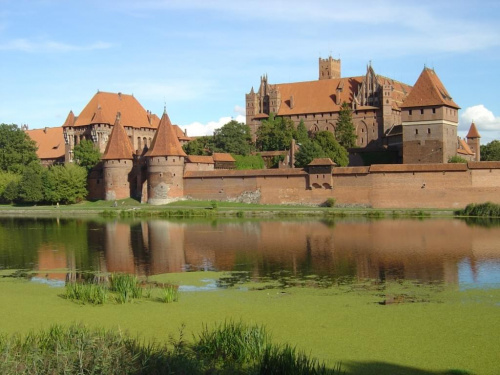 Na poczatku lat 80. XIII wieku, na wyniosłym brzegu Nogatu, Krzyżacy rozpoczęli budowę zamku i miasta, zwanego przez nich Grodem Marii (niem. Marienburg). W ciagu niespełna trzydziestu lat powstał czworoboczny dom konwentualny. #Malbork #zamek