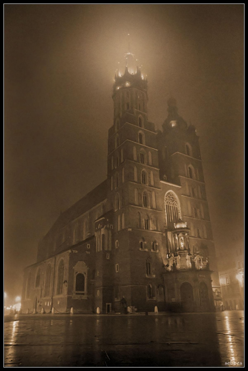 Kraków, Kościół Mariacki nocą we mgle. #sebbes #KościółMariacki #Kraków