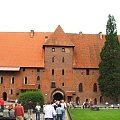 Malbork - dziedziniec zamku średniego wraz z bramą wjazdową