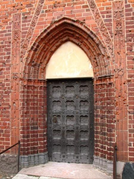 Malbork - drzwi warowe charakterystyczne widoczne zniszczenia scian ślady II wojny światowej