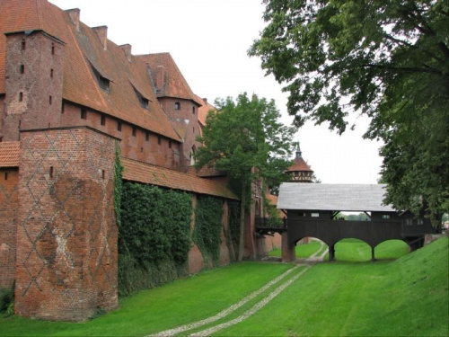 Malbork - widok fosa i brama wjazdowa do zamku średniego