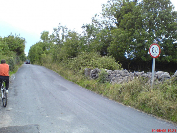 ..chwile dalej za skrzyżowaniem ograniczenie do 80 km/h a jaka jest droga to widac...cienka ;-)