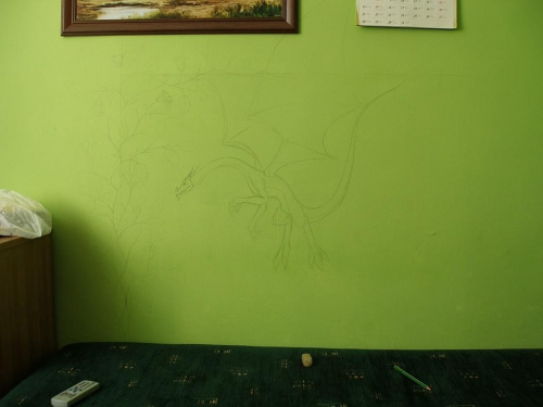 Po malowaniu w pokoju, postanowiłem go trochę spersonalizować.
Pierwszy etap malowania ściany – szkic.