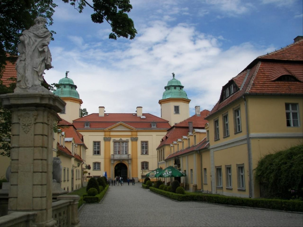 Budynek bramny zbudowany został w 1. poł XVIII w. Niegdys nazywano go "barakiem". Tutaj - we wczesniejszym okresie historii zamku, usytuowana była placówka pełnišca rolę pierwszego punktu oporu broniacego się zamku. #Książ #Zamek