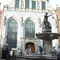 Dwór Artusa usytuowany jest na terenie Głównego Miasta Gdańska, przy Długim Targu 43/44 (częsć reprezentacyjnego traktu miejskiego tzw. Drogi Królewskiej), w pobliżu Fontanny Neptuna. #Gdańsk #Miasto #Port #Stocznia #Żuraw