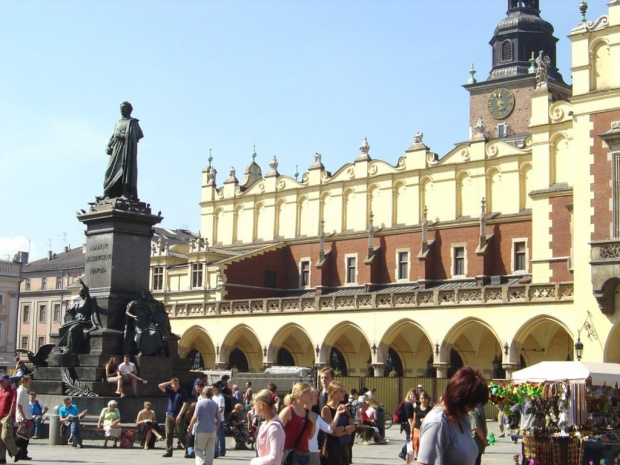 Pomnik Adama Mickiewicza w Krakowie, przez krakowian zwany również Adasiem, znajduje się na Rynku Głównym, u wylotu Sukiennic w kierunku ulicy Siennej. #Kraków #Miasto #Wawel #Sukiennice