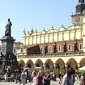 Pomnik Adama Mickiewicza w Krakowie, przez krakowian zwany również Adasiem, znajduje się na Rynku Głównym, u wylotu Sukiennic w kierunku ulicy Siennej. #Kraków #Miasto #Wawel #Sukiennice