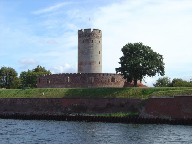 W bezposrednim sasiedztwie półwyspu Westerplatte, znajduje się unikalny zabytek sztuki fortyfikacyjnej  Twierdza Wisłoujscie. #Gdańsk #Miasto #Port #Stocznia #Żuraw