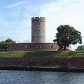 W bezposrednim sasiedztwie półwyspu Westerplatte, znajduje się unikalny zabytek sztuki fortyfikacyjnej  Twierdza Wisłoujscie. #Gdańsk #Miasto #Port #Stocznia #Żuraw