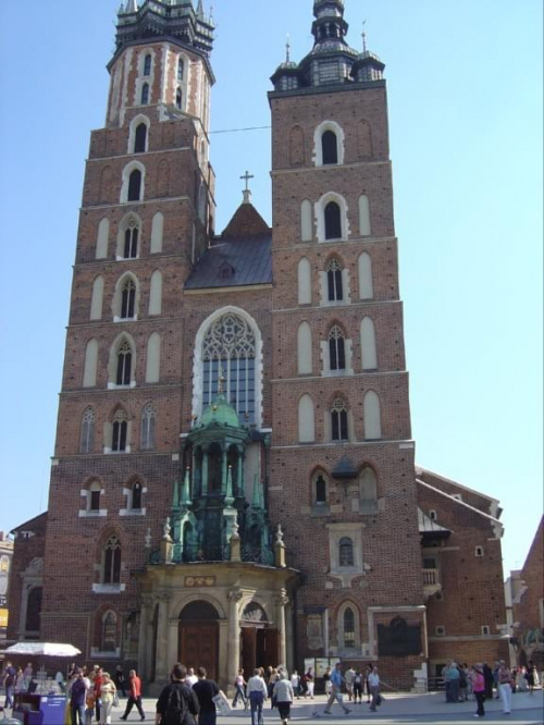 Kosciół pw. Wniebowzięcia Maryi Panny, Kosciół Mariacki - swiatynia w Krakowie, położona przy północno-wschodnim narożniku Rynku Głównego. Należy do najbardziej znanych zabytków Krakowa i Polski. #Kraków #Miasto #Wawel #Sukiennice