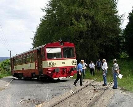 chciał się zamienić z szynobusa w autobus??? #kolej #humor