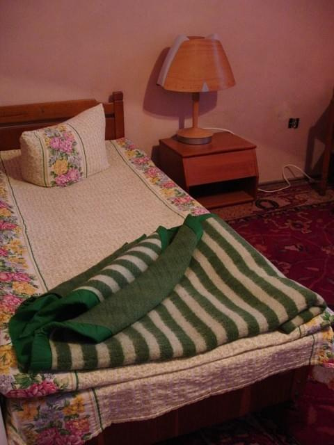 Starannie pościelone łóżeczko w Hotelu Steua. Pozory mylą :P