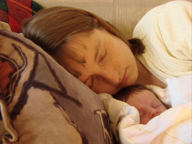Po karmieniu pospać trzeba razem #majka #mama #spanie