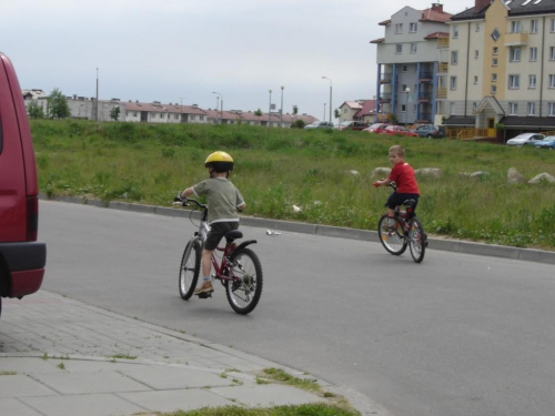 Na spacerku po osiedlu Hubi z babcia Jasia