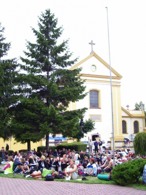 Rozpoczęla sie Msza św. na placu przed klasztorem.