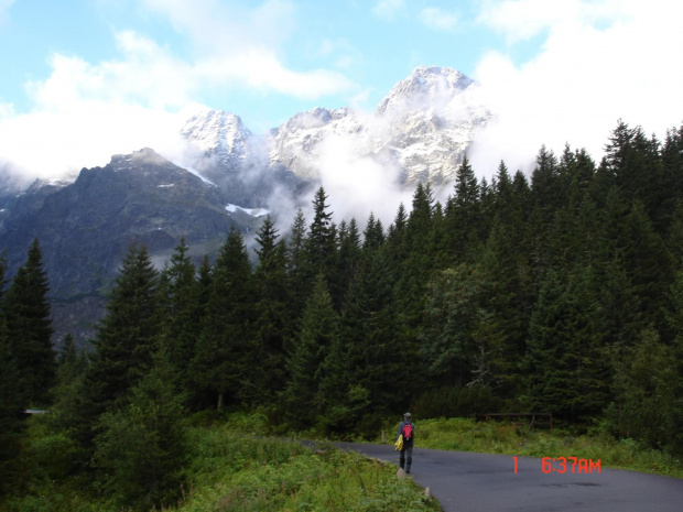 Pusta droga do Morskiego Oka o godz. 6 rano #Tatry