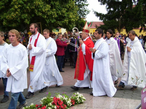 ...z Ks. Bp. Józefem Zawitkowskim, który przewodniczył liturgii i wygłosił homilię.