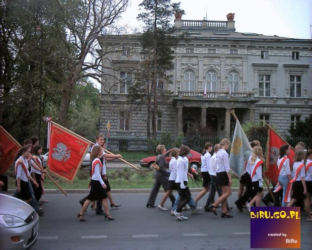 Przy sztandarze miać się - chyba nie wypada :P