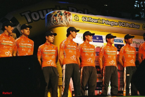 Prezentacja drużyn startujących w Tour de Pologne Pl.Teatralny Warszawa 3 września 2006r. Euskaltelowcy