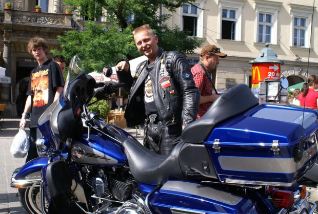 Harley Davidson na Krakowskim Rynku
07 września 2006 #Harley #Davidson #Kraków