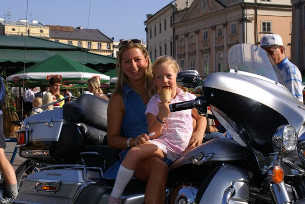 Harley Davidson na Krakowskim Rynku
07 września 2006 #Harley #Davidson #Kraków