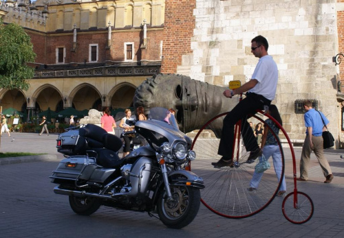 Harley Davidson na Krakowskim Rynku
07 września 2006 #HarleyDavidson #Kraków #Harley #sukiennice