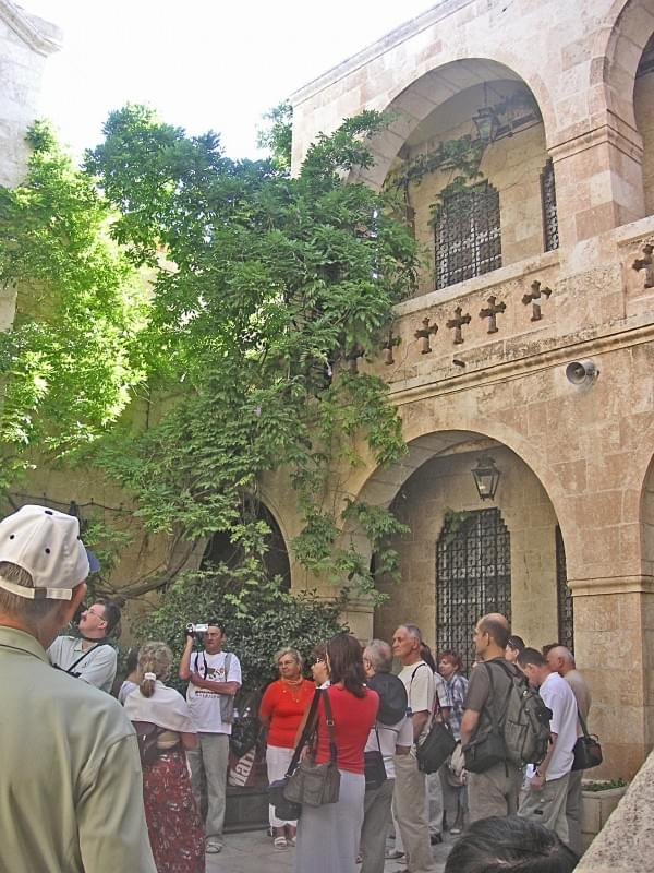 Syria- Maaloula. Dziedziniec kościoła.