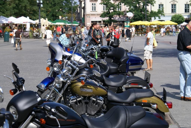 Harley Davidson na Krakowskim Rynku
07 września 2006 #Harley #Davidson #Kraków