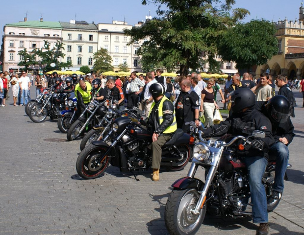 Harley Davidson na Krakowskim Rynku
07 września 2006 #Harley #Davidson #Kraków