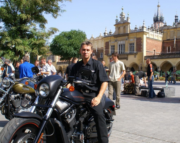 Harley Davidson na Krakowskim Rynku
07 września 2006 #Harley #Davidson #Kraków