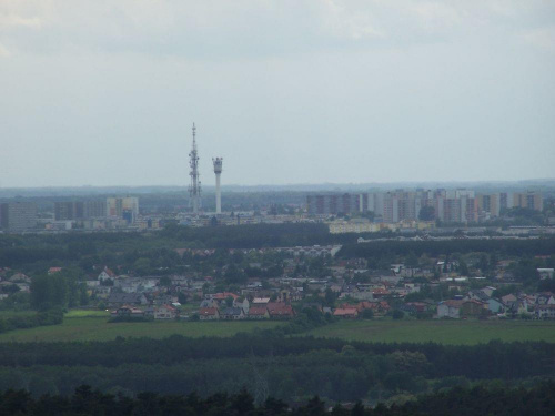 Obie wieże oraz fragment Piątkowa widziane z wieże widokowej na Dziewiczej Górze.