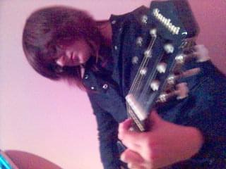 2006-09-01 Ciąg dalszy sesji z gitarką Zakosia w Moniszki pokoju =P Jedno z ładniejszych zdjęć =D