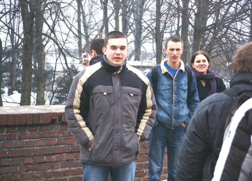 od lewej Łukasz, Piotrek, Anka, drugi Piotrek z tylnego profilu, a ten z telefonem na sammy koncu to Łukasz nr 2 ;-)